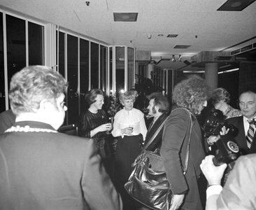 880326 Afbeelding van de officiële opening van het Muziekcentrum Vredenburg te Utrecht, met centraal prinses Beatrix in ...